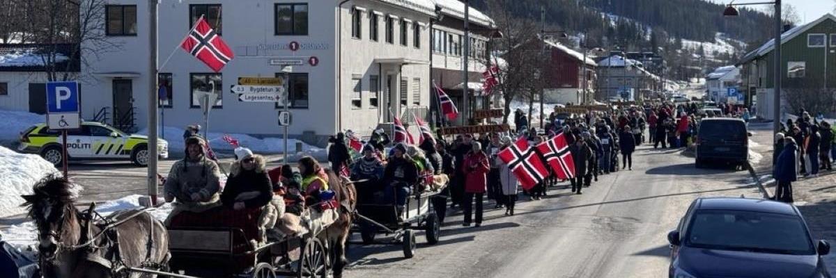 Flott opptog i nydelig vær.
