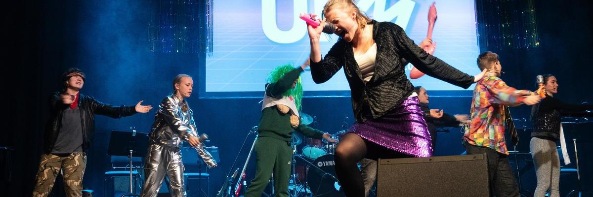 Trysil Ungdomsteater viste en smakebit av stykker Reboot som har premiere i kulturhuset Hagelund fredag 28. mars. Ask Holmseth Sætre, Hallgrim Klokkervold Skyrud, Ildri Norderhaug, Lilja Sofi B. Engerbakk, Mathias Frøhaug Jota, Mia Bjørkli, Sam Elliston Theander og Savanna Blestad.