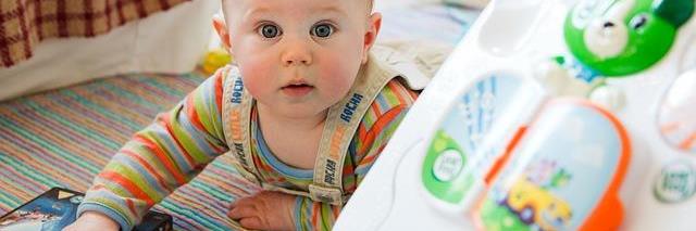 Baby med leke og cd-rom
