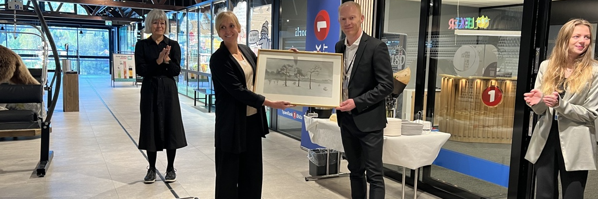 Et av kunstverkene Trysil kommune fikk i gave. F.v. Anne Mathisen, regionbanksjef for bedriftsmarkedet i Østerdalen, Anne Norderhaug Sætre, Magnus Enger, banksjef for personmarkedet i Sør-Østerdal (Trysil, Engerdal og Elverum).