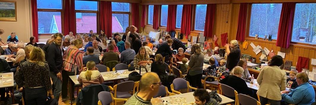 Vestby samfunnshus er full av mennesker som koser seg med basaren