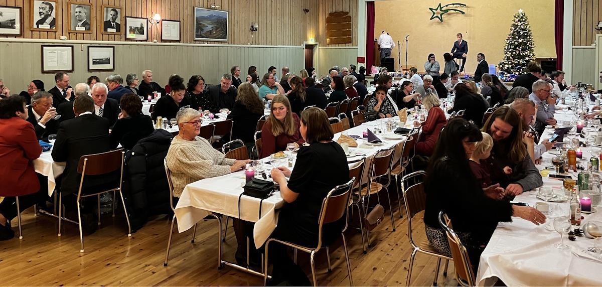 Mange folk på julebord i samfunnshus - Klikk for stort bilde