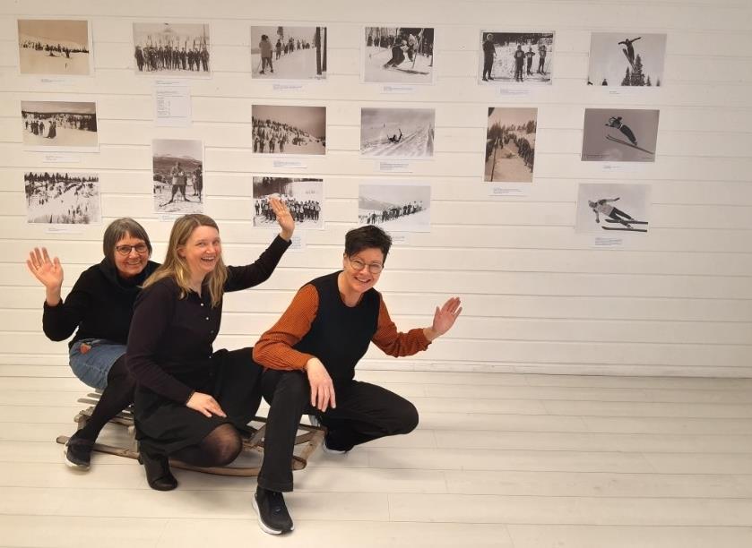 Anne Sandbakk, Tone Odden og Anne Karine Sørhus på kjelke på Morensalen - Klikk for stort bilde