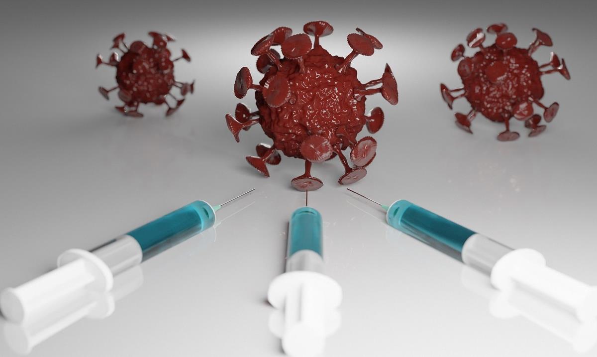 Tre vaksiner med blågrønt innhold peker mot tre røde koronavirus - Klikk for stort bilde