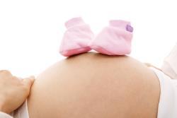 Gravid mage med rosa babysko