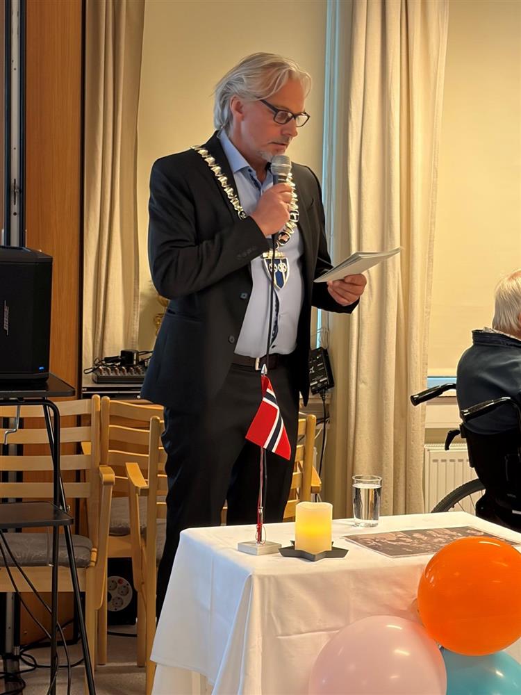 Varaordføreren taler - Klikk for stort bilde