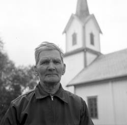Karl Johan Nordmoen foran Ljørdalen kirke. Foto Dagfinn Grønoset/Anno Glomdalsmuseet