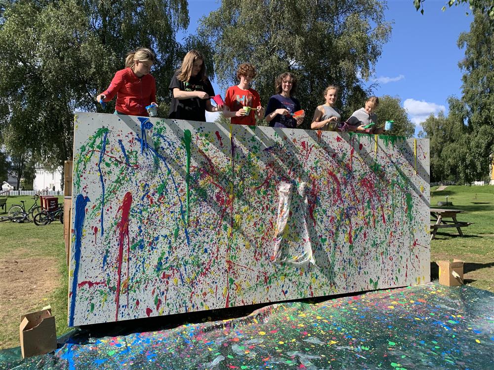 Seks unge på toppen av malt vegg - Klikk for stort bilde