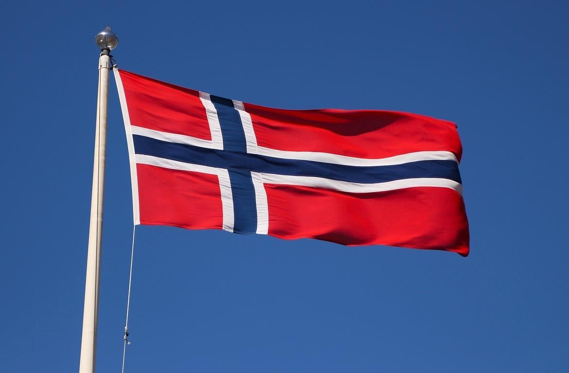 Norsk flagg på flaggstang - Klikk for stort bilde
