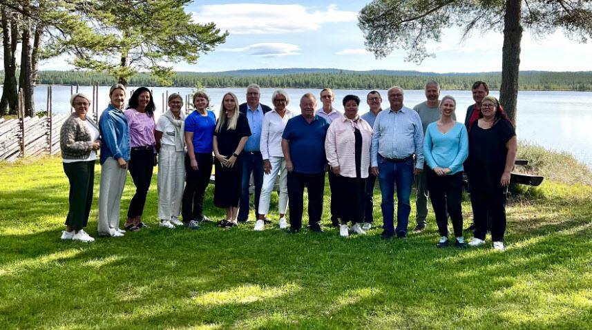 17 personer på rekke ved Femund - Klikk for stort bilde