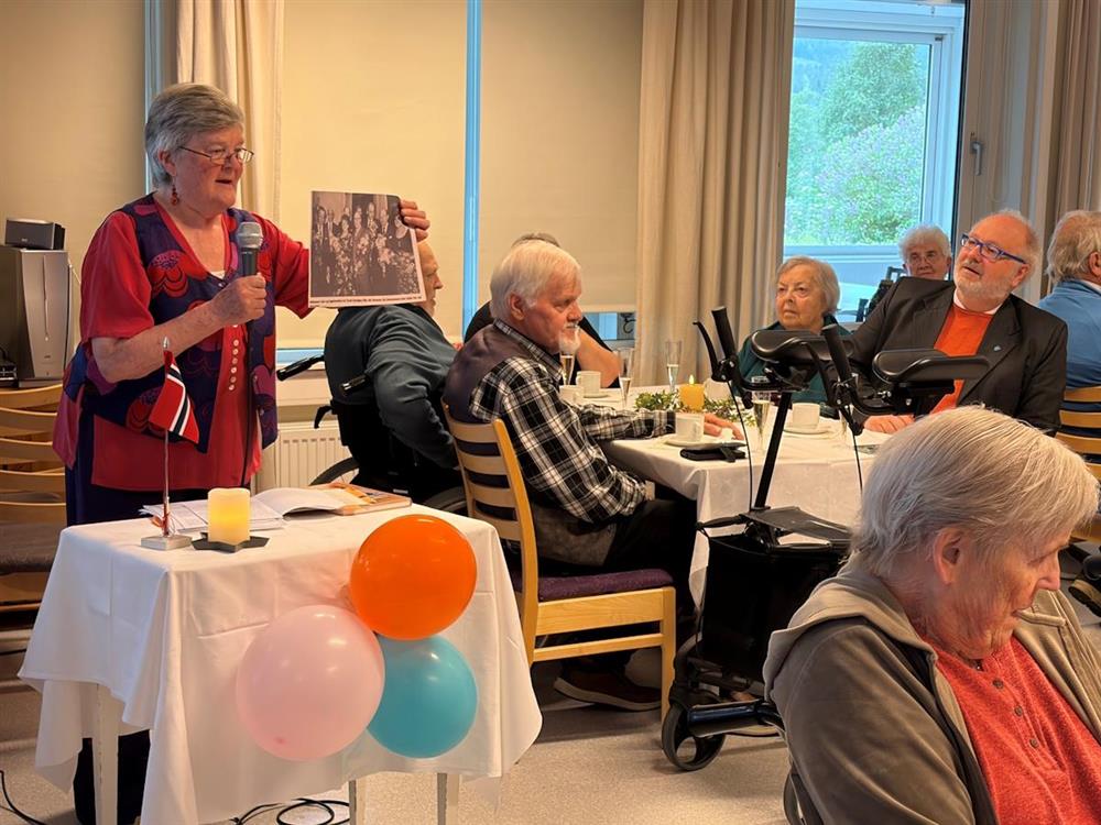 dame viser bilde og forteller - Klikk for stort bilde