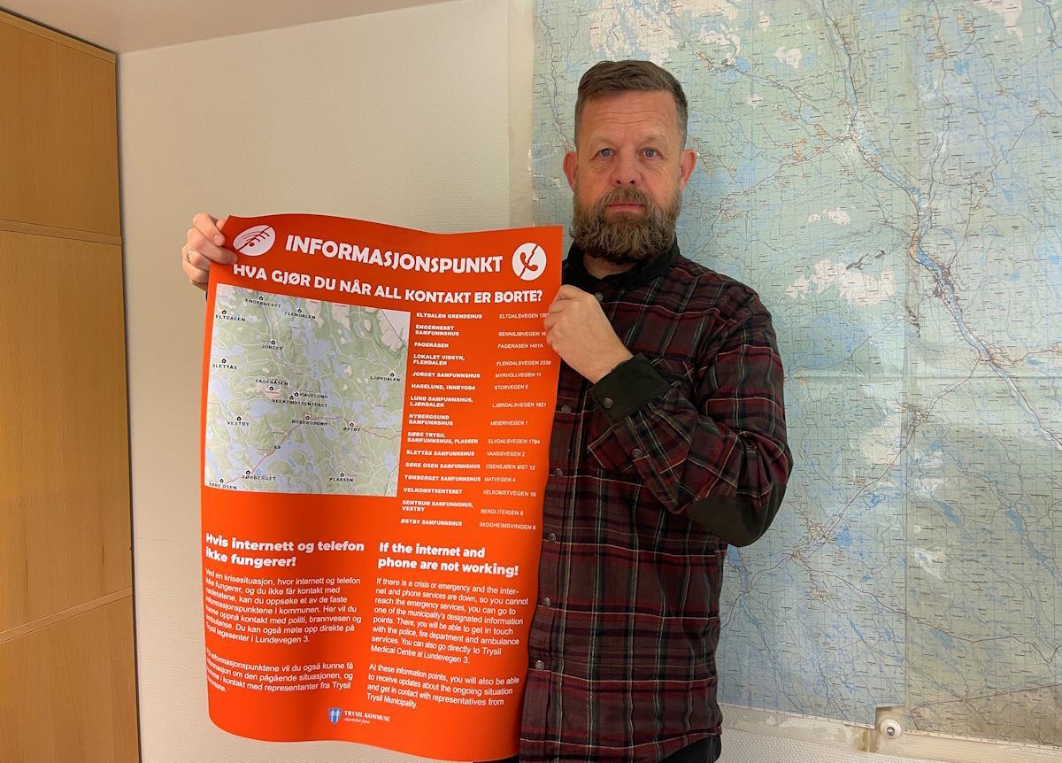 En mann holder opp en stor plakat