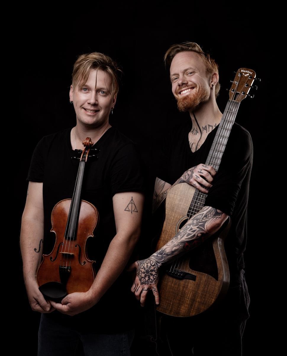 Portrettbilde av to menn som holder i ei fele og en gitar - Klikk for stort bilde