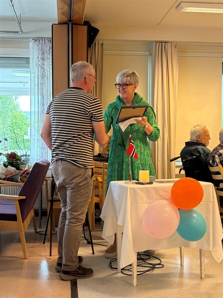 mann mottar gave - Klikk for stort bilde
