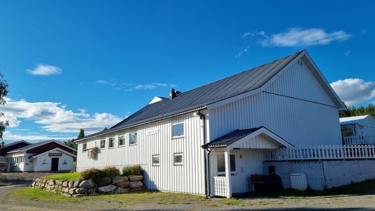 Lokalet Åsvang med Loppishuset - Klikk for stort bilde
