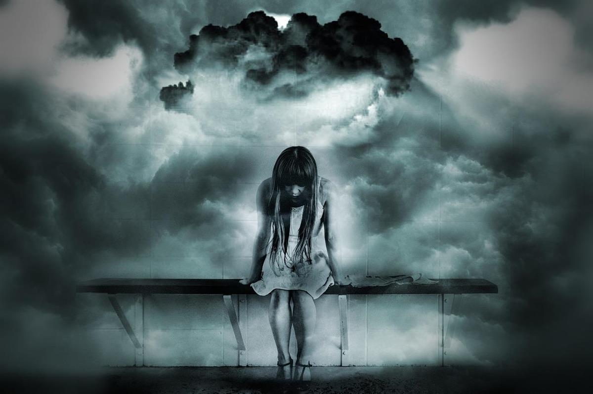 Bekymret jente på benk omgitt av skyer - Klikk for stort bilde