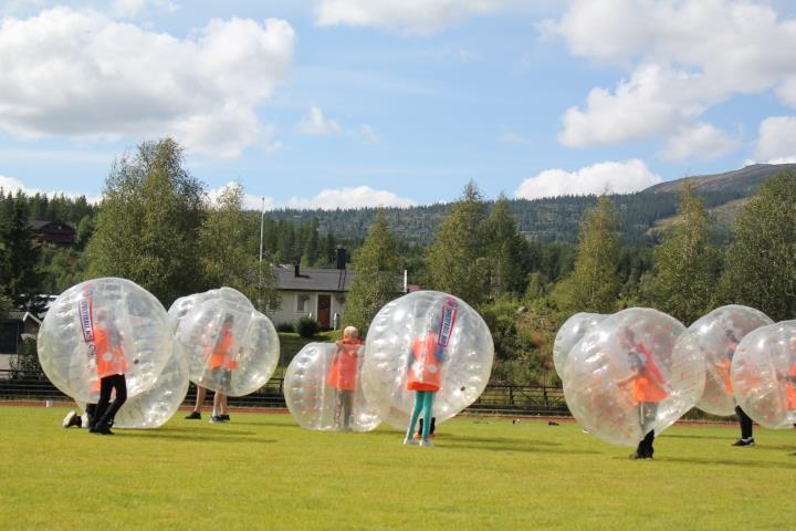 Åtte unger spiller boblefotball - Klikk for stort bilde
