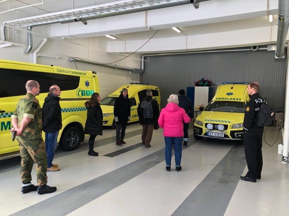 Syv personer og tre ambulanser - Klikk for stort bilde