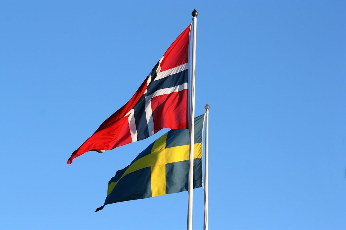Det norske og det svenske flagget er heist ved siden av hverandre - Klikk for stort bilde