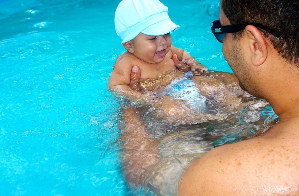 Far og baby i basseng - Klikk for stort bilde