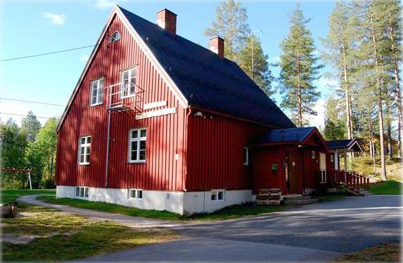 Østby barnehage en solskinnsdag - Klikk for stort bilde