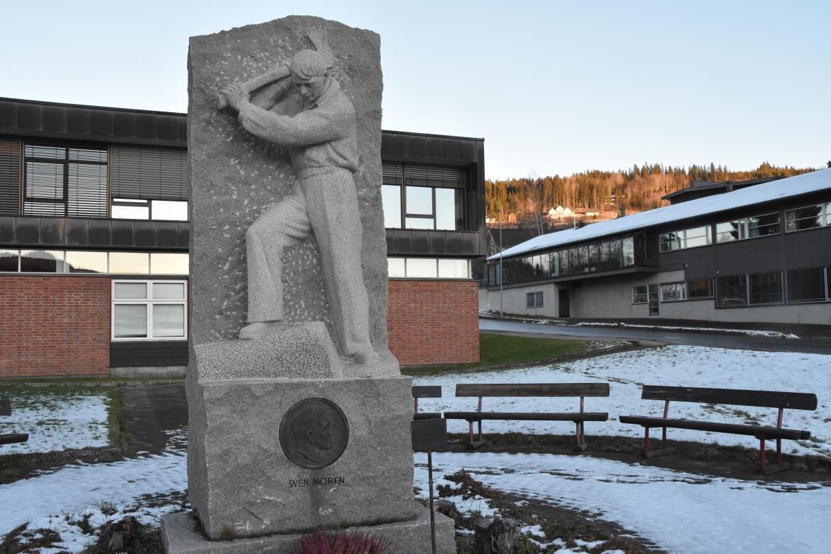 Sven Moren-monumentet utenfor Trysil rådhus - Klikk for stort bilde