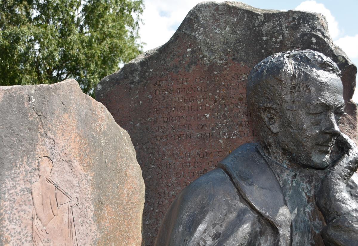Statue av Einar Skjæraasen på Prestgardsjordet i Trysil sentrum