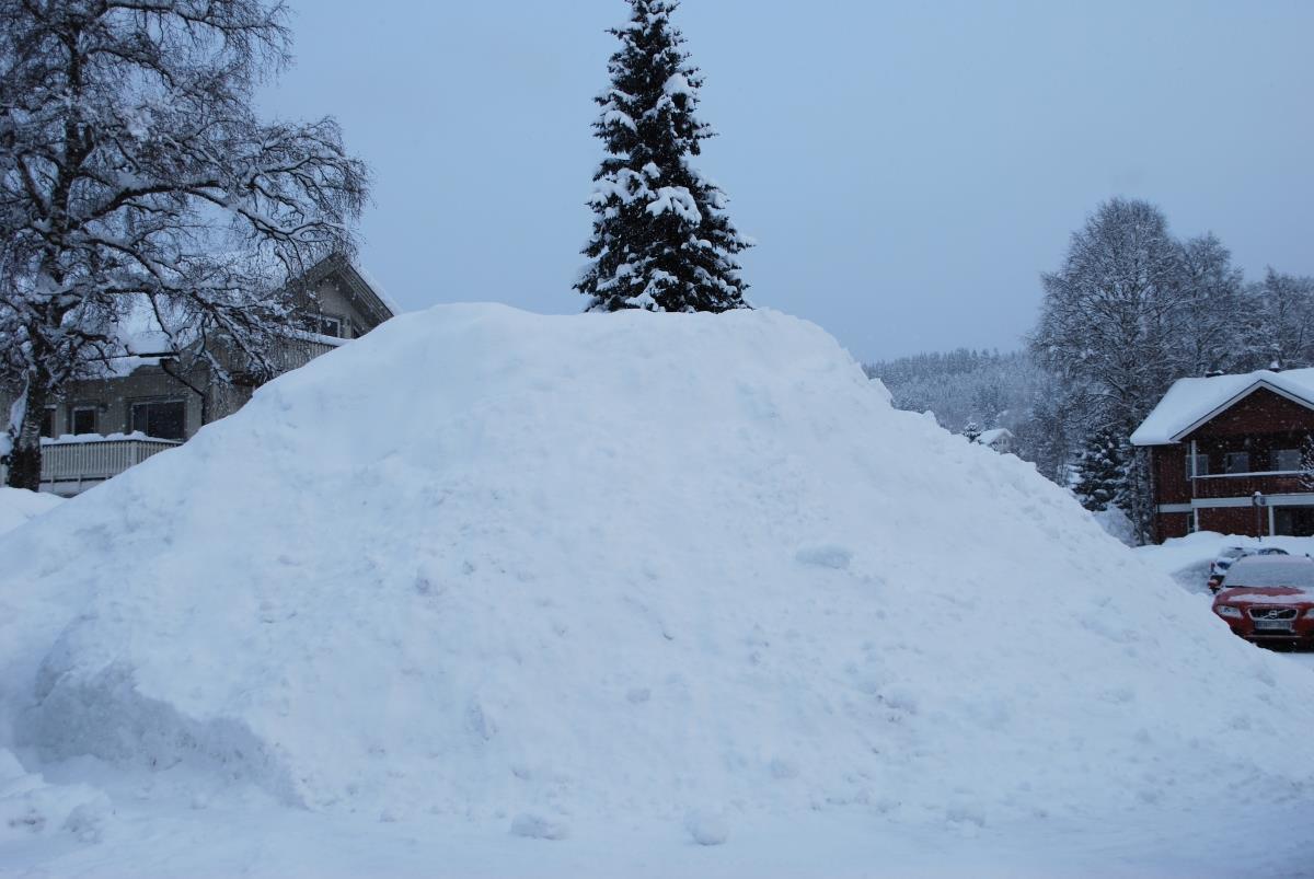 Snøhaug skjøvet sammen på rådhusplassen i Trysil - Klikk for stort bilde