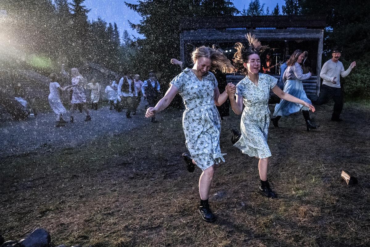 Folk danser på utendørs teater - Klikk for stort bilde