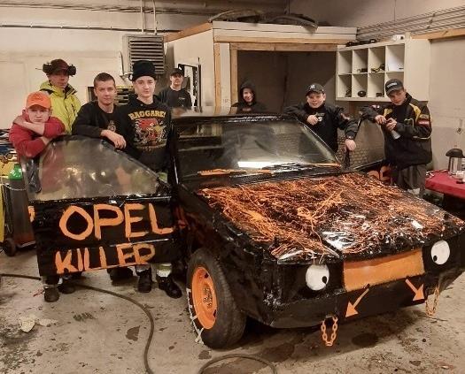 Sju gutter ved en bil kalt Opel Killer på mekkeklubben - Klikk for stort bilde