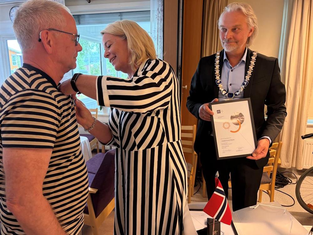 mann mottar medalje oh hedersbevis - Klikk for stort bilde