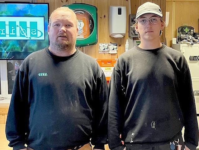 To unge menn står ved siden av hverandre - Klikk for stort bilde