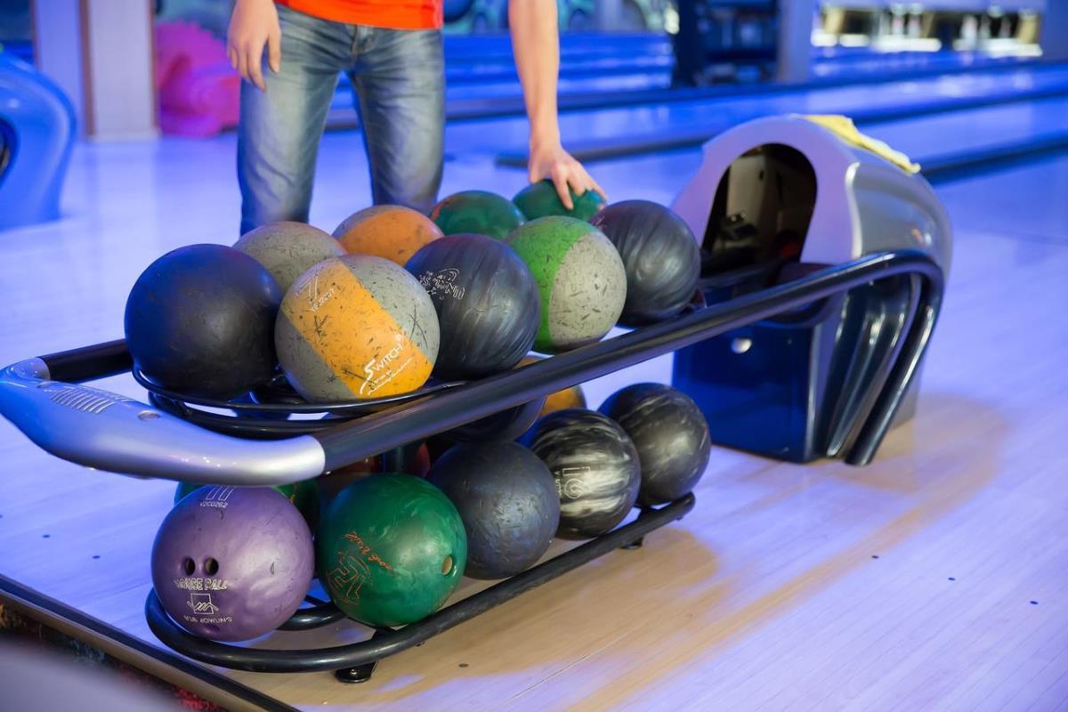 Gutt velger bowlingkule - Klikk for stort bilde
