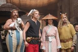 Fire personer fra filmen; Obelix med hunden Idefix, Asterix, ei kinesisk prinsesse og en galler