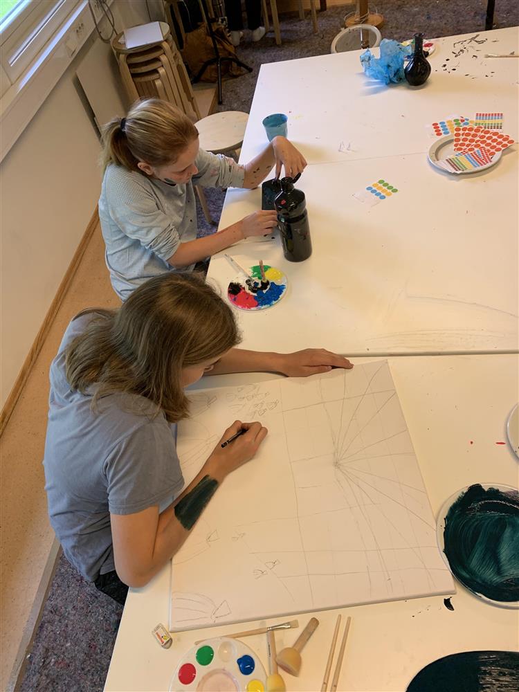 To jenter ved bord med blokk og farger - Klikk for stort bilde