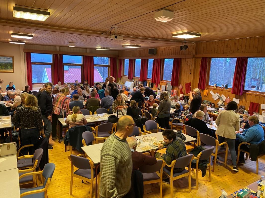 Mange folk på basar i Vestby samfunnshus - Klikk for stort bilde