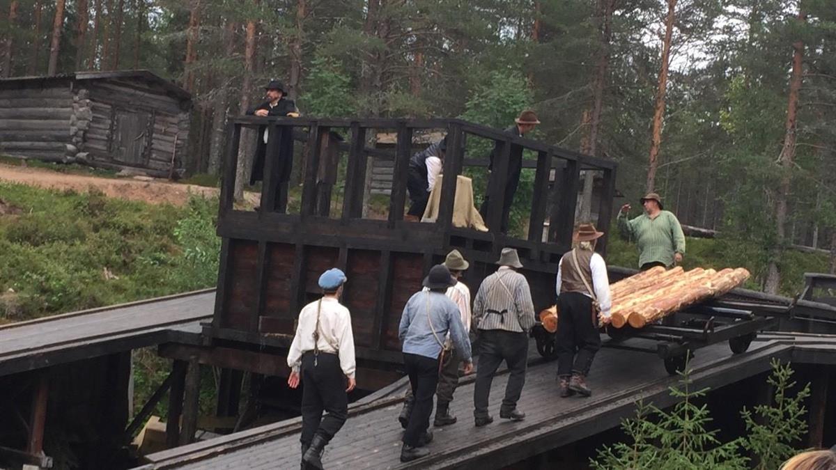 Seks menn på veg opp til to andre på tømmerspillet på Støa kanal - Klikk for stort bilde