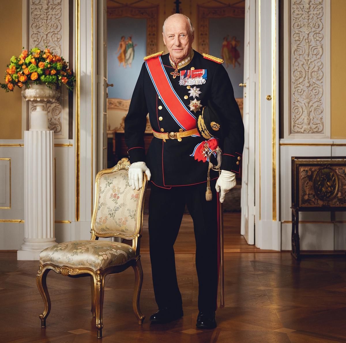 Kongen vår i uniform står i en sal