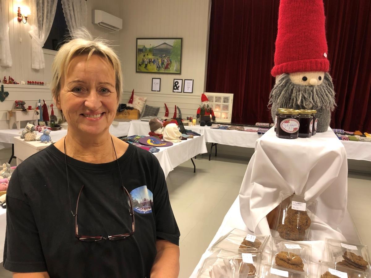 Elin Rydje med nisse og julevarer - Klikk for stort bilde